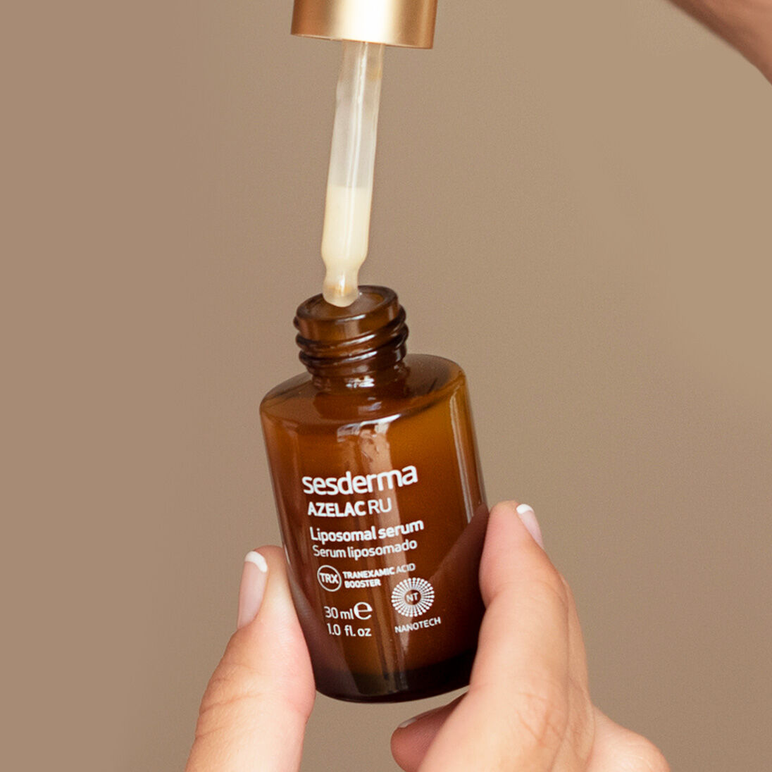 Imagen mano con sérum Azelac Ru abierto